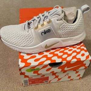 Nike Renew In Season TR 10 Tennis Shoe